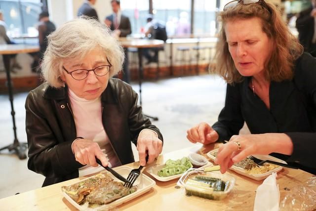 当煎饼果子去了纽约街头后 食客们排队去吃