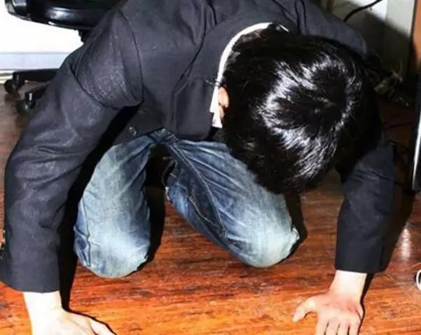 儿子嫌母亲穷酸，不让她参加婚礼，突然来一贵宾，让他瘫软在地