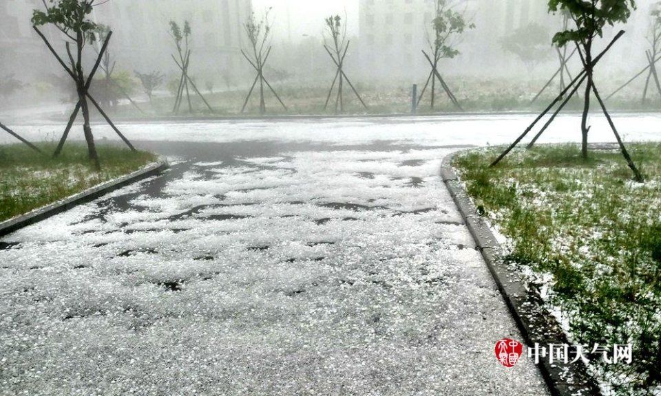 辽宁辽阳降直径23毫米冰雹 地面被冰雹覆盖