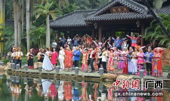 广西歌唱艺术家玩“歌圩快闪”与游客共庆“三月三”