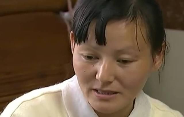 妻子凌晨未归，丈夫下楼找却见妻子和男子搂抱，丈夫：鞋都玩丢了