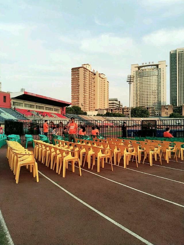 中国足球奇观,中甲球队看台竟由胶凳子临时搭