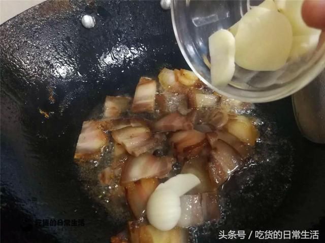 茶树菇这么炒，是我家年夜饭必备的家常菜，好吃下饭营养价值高