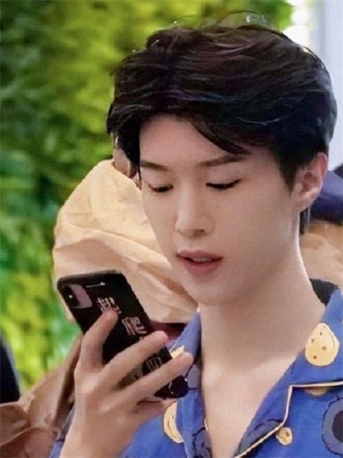 男星的手机壳，范丞丞5G少年，翟潇闻吓人，看到他：原来好这口