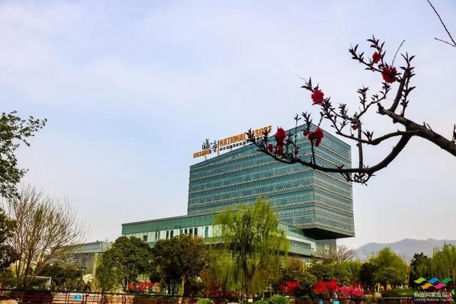 春满中国 醉西安｜春游好去处：在临潼度假区芷阳广场听见花开的