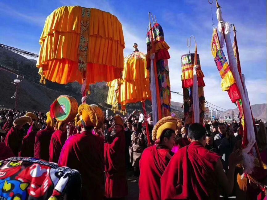 震撼!11万人齐聚拉卜楞寺 只为朝拜一幅佛像