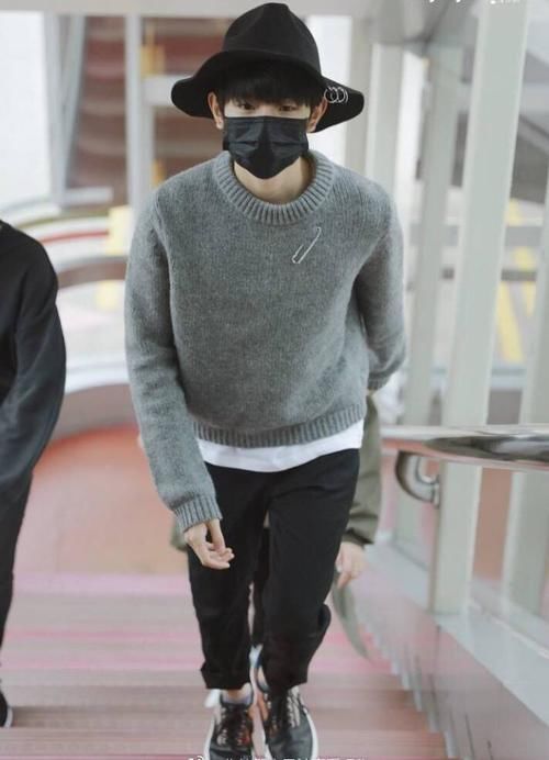 王源的灰色毛衣,易烊千玺的红色卫衣,你喜欢哪