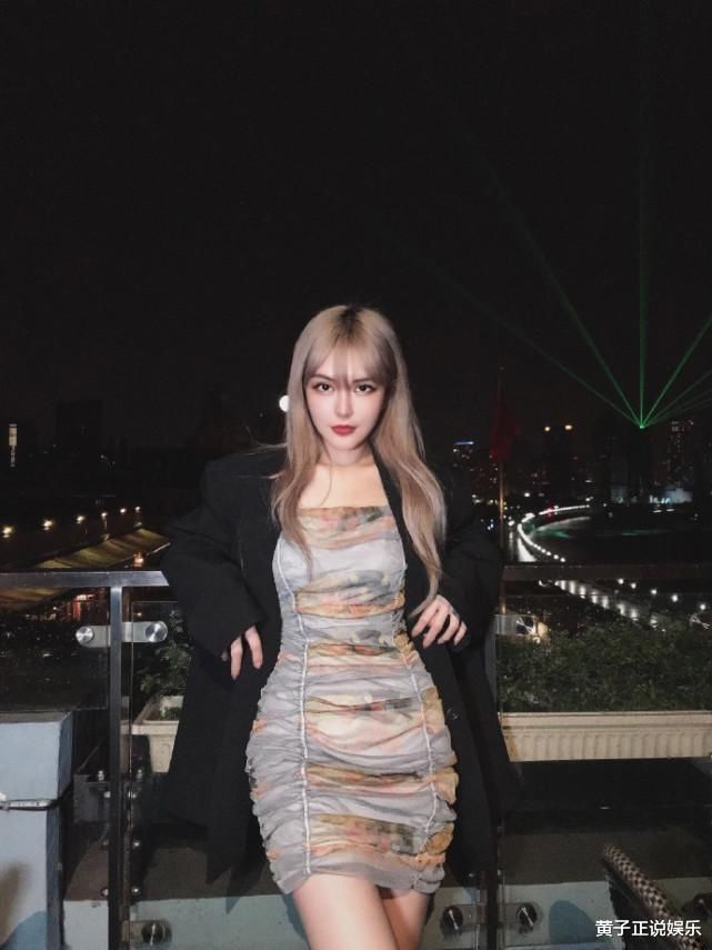 周扬青与安琦同框现身夜上海，两人都是高颜值，脸上黑痣意外抢镜