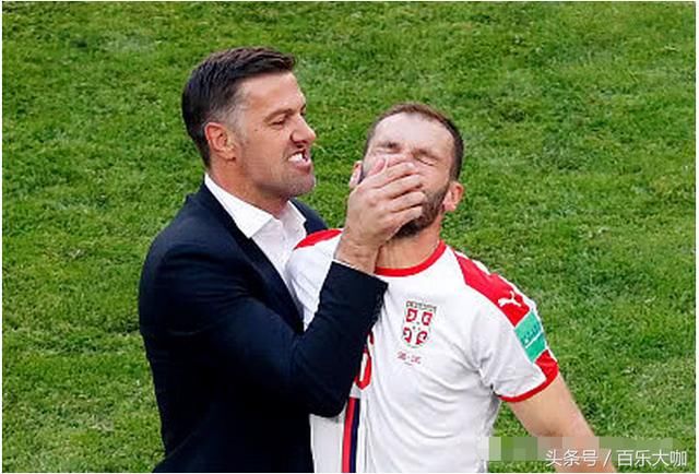 魔性一幕!俄罗斯主教练向球员敬礼,西班牙主教