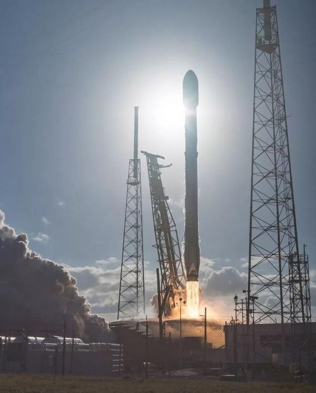 美国spaceX计划将上万颗卫星包裹地球！互联网将迎来新时代