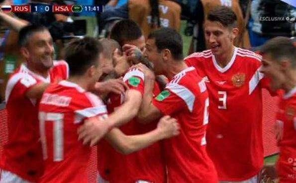 世界杯第一球: 加津斯基头球破门, 俄罗斯1-0沙