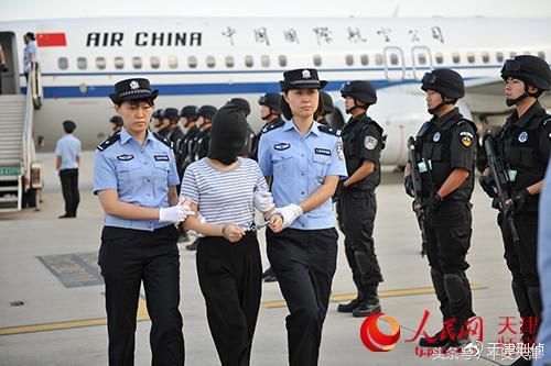 天津警方赴老挝押解回国的电信网络诈骗团伙犯