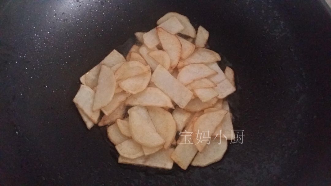 炒土豆,只多这一步,比放肉的都香,儿子自己能吃一盘