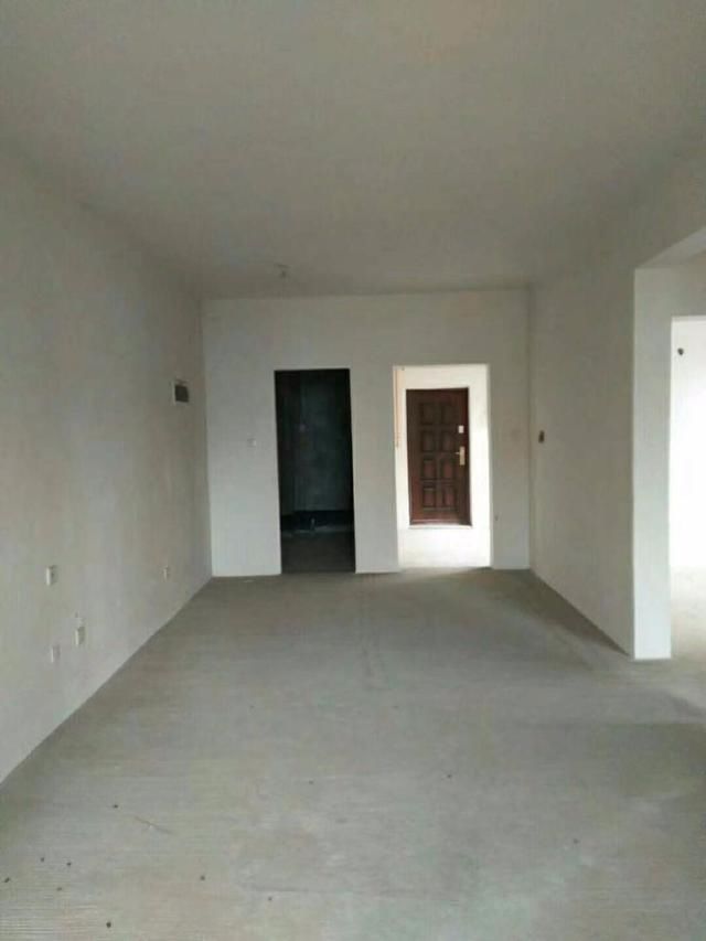 120万买成都72平二手房,公摊比卧室还大,客厅