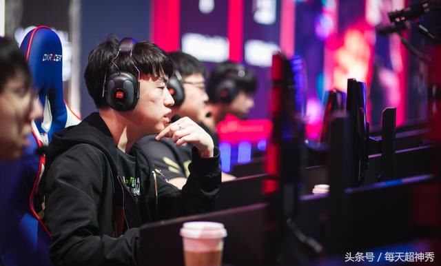 LOL韩服王者局Uzi放烟雾弹,四个位置全部Car