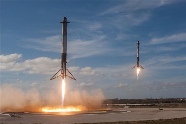 特朗普称赞SpaceX、马斯克:从未见过如此精彩的火箭回收