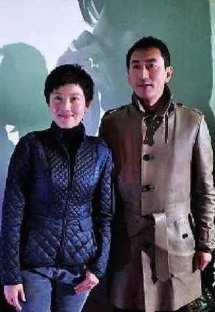 低调央视夫妻主持，结婚16年仍甜蜜恩爱，今儿女双全惹人羡