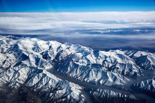是中国境内主要山脉之一,位于青藏高原北缘,地跨甘肃和青海,西接