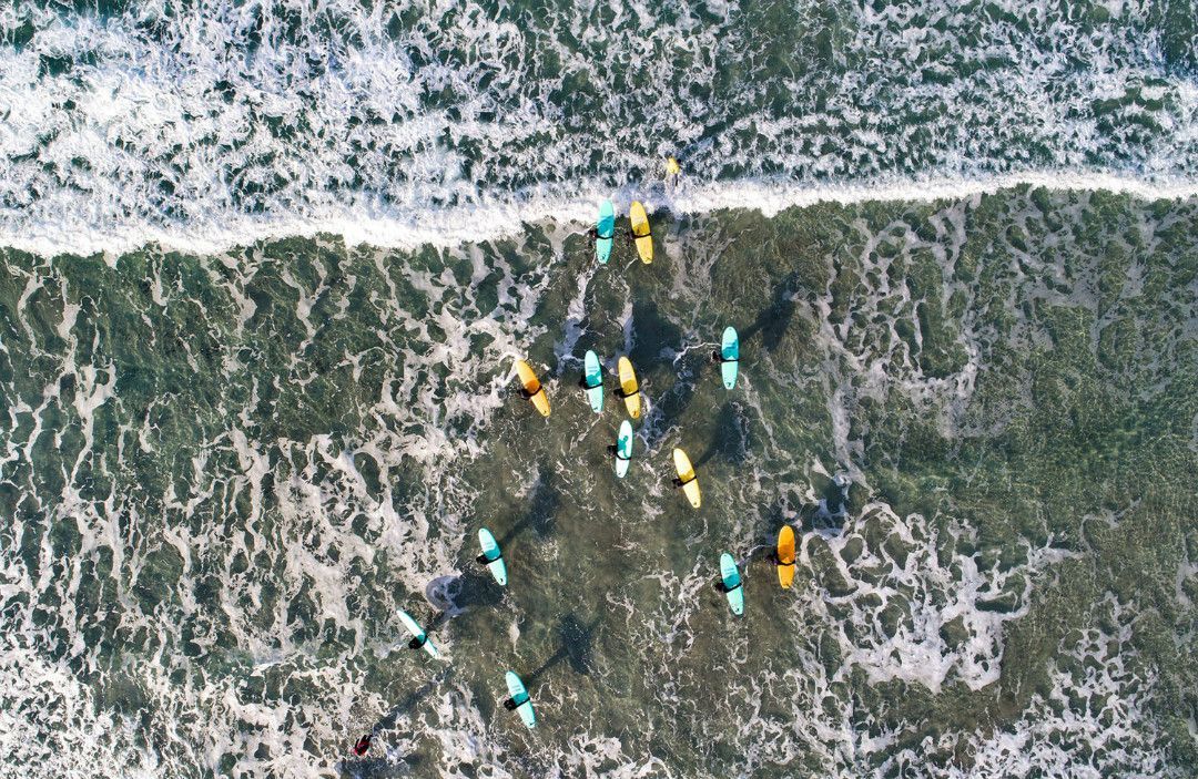 在白雪中伴着极光闪烁冲个浪，是种怎样的新奇体验？