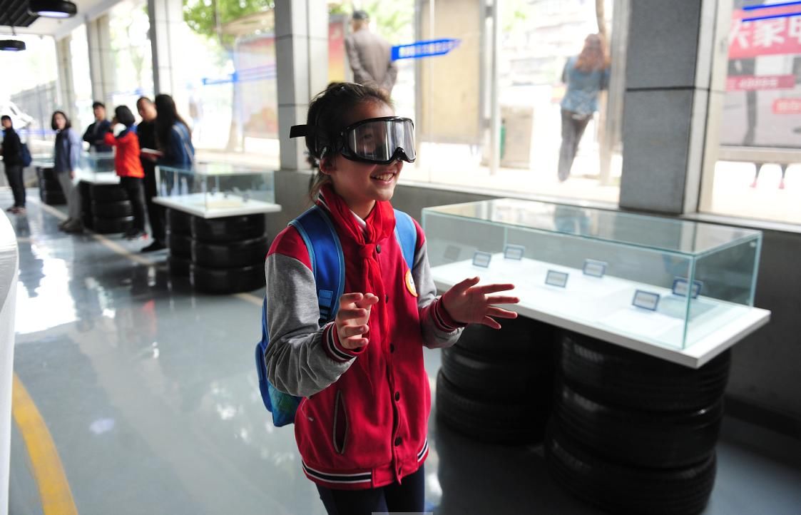 武汉小学生参与职业体验 感受幸福是奋斗出来