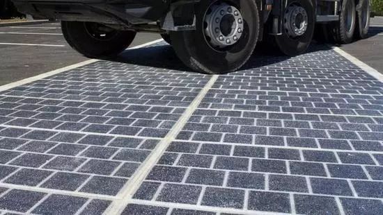 全球首段光伏高速公路亮相!路面就是"充电宝"_【今日爆点】