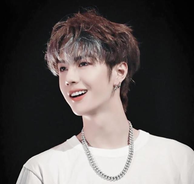 王一博当金鹰奖主持人成热议主角,主演的