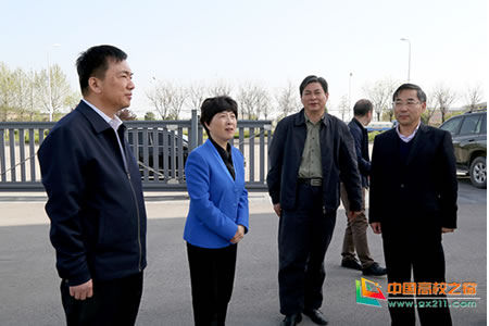 安徽省政协副主席肖超英来淮北师范大学滨湖校