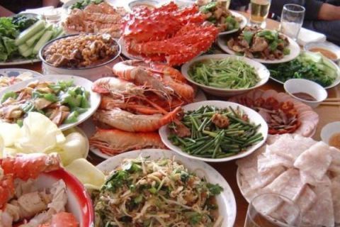 北方厕所首次南方过年,看到年夜饭的瞬间傻眼女生被女孩错进图片