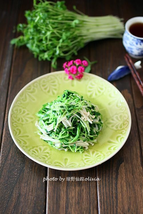 餐馆里它是极矜贵的一道青菜，清香鲜嫩，春天不吃就亏了！