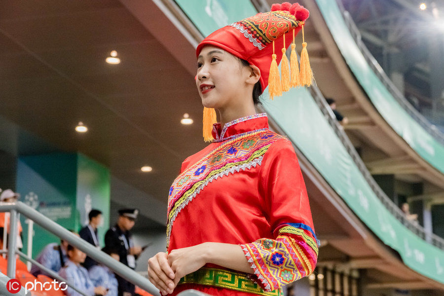 中国杯礼仪小姐着传统服饰 微笑服务成场边靓