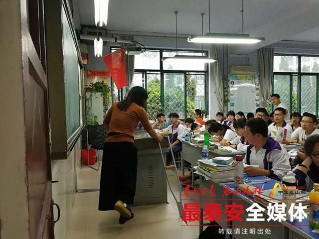 这组偷拍的照片,饱含了一位教师对学生最真挚