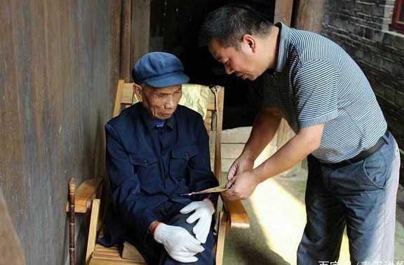 关注老年生活:老年痴呆活动巧安排,老人排便别