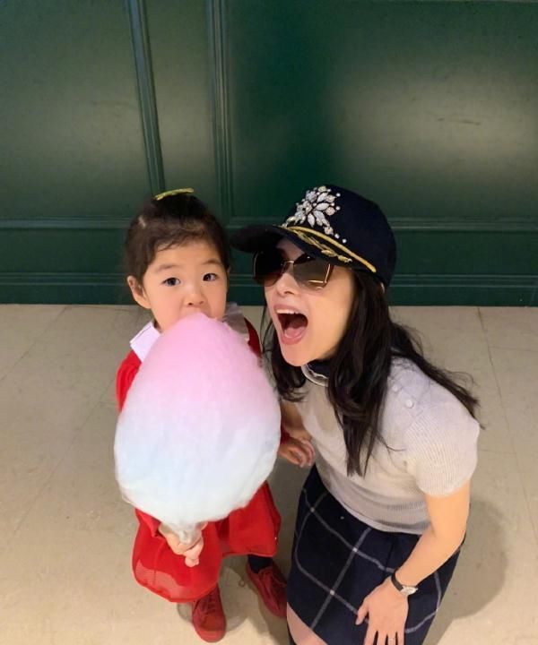 宠娃!章子怡跪地喂女儿吃棉花糖,醒醒越来越漂