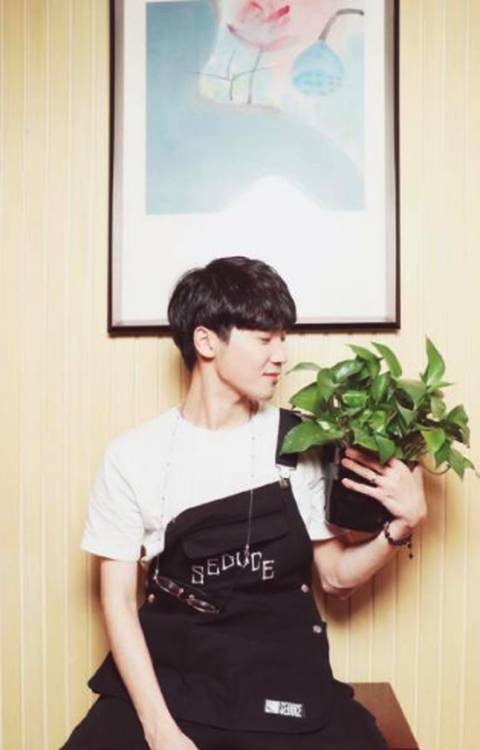 暖心男神贰婶入驻企鹅电竞 直播首秀人气爆棚