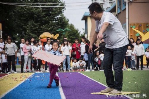 六一前夕幼儿园举办亲子运动会 儿童们萌态百出