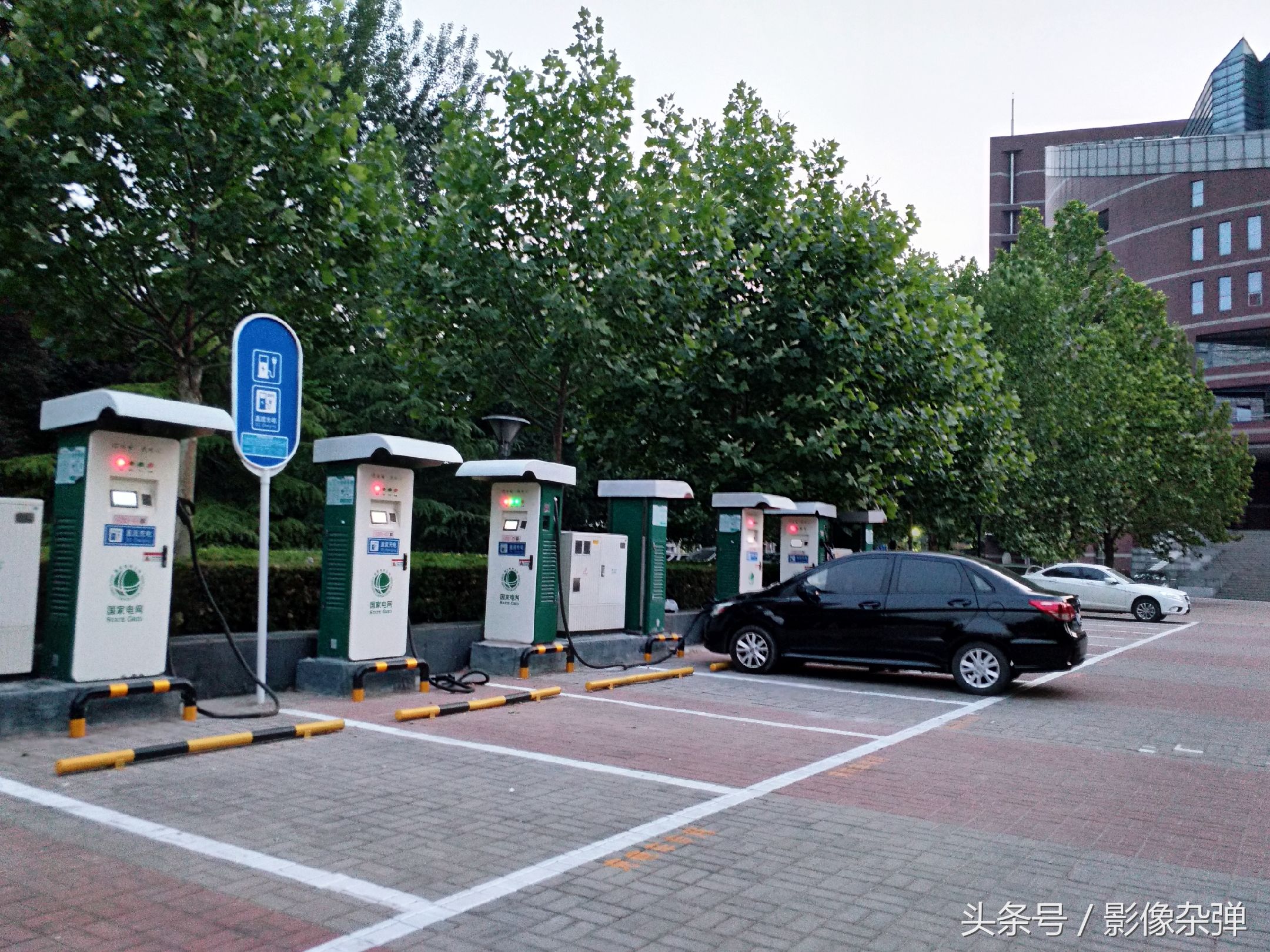 北京电动汽车充电难?中科院这个“便民”充电桩，赢得“好评”
