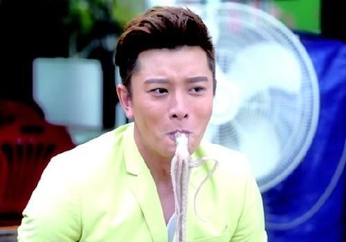 明星吃海鲜:热巴端着碗,李易峰斯文,网友:最心疼