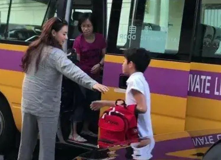 张柏芝穿睡衣送儿子上学，身材略显浮肿，头发未打理似常人
