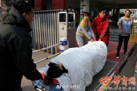 坚强追梦!幼师面试前出车祸骨折,她要求抬着担