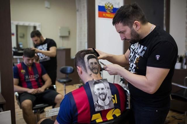 塞尔维亚理发师火了:球迷后脑勺理梅西C罗头像