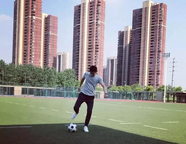 大学生放弃事业编的铁饭碗,竟然裸辞做私教:是