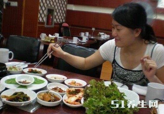 看了韩国人请客吃的菜才知道韩剧都是骗人的,连肉都是奢侈品