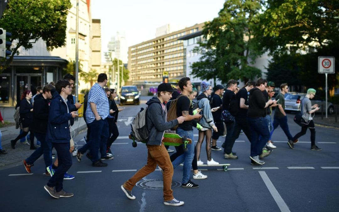 过马路也想玩手机,我们低头族期待这种新技术