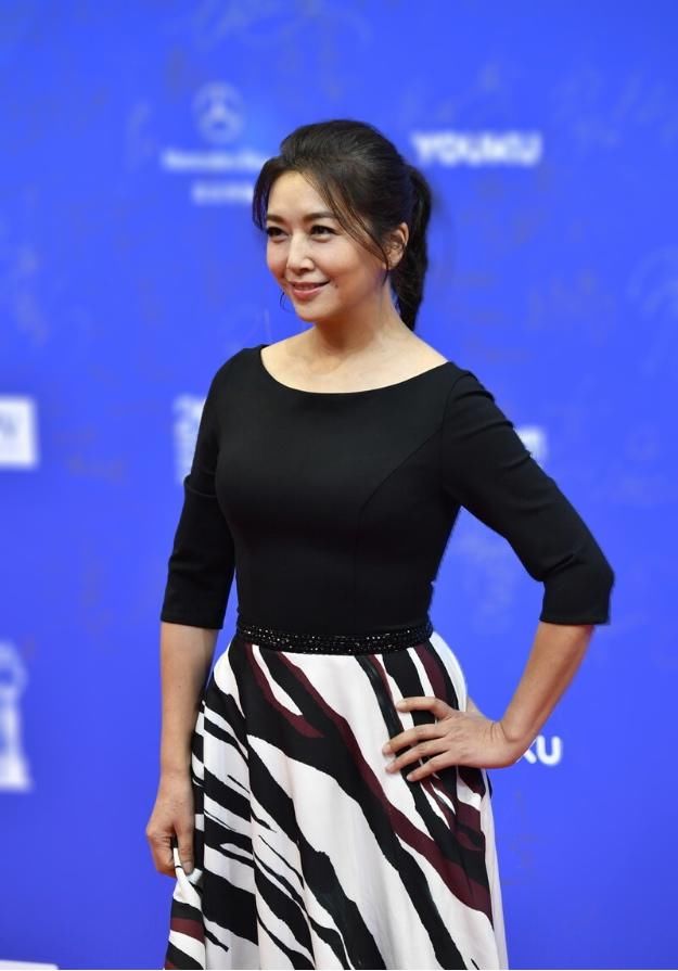 江珊身材曲线没走样,穿紧身衣配拖地半裙走红毯,气场全开有韵味