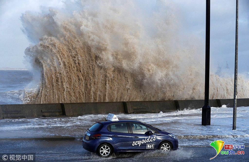 英国:风暴埃莉诺来袭 海岸边掀起滔天巨浪