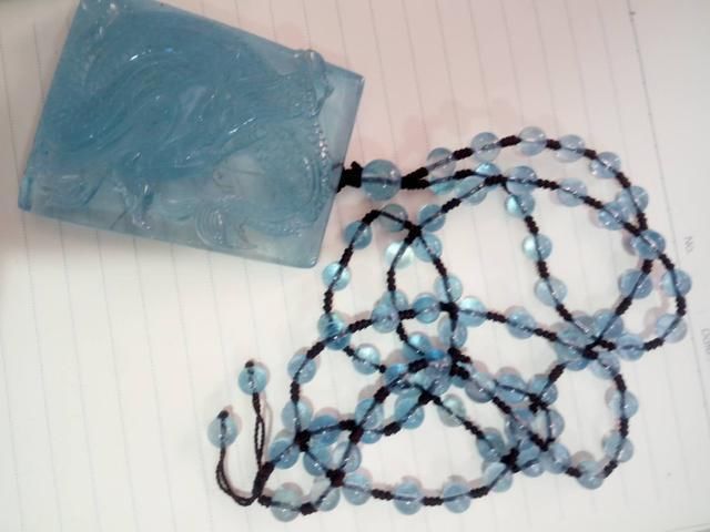 触摸来自新疆的蓝宝石和金丝玉