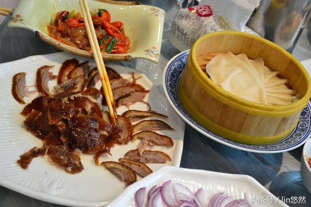 过大年回娘家,娘家用这两桌饭招待女婿,您看怎么样