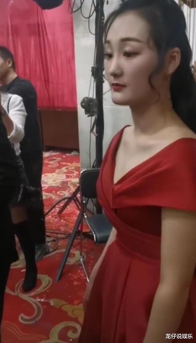 大衣哥一家六口合影，亲家气质太好像商业大鳄，陪嫁配得上门当户对