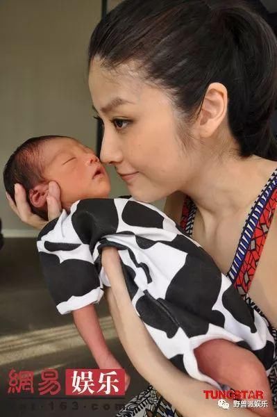 这桩9年前的代孕悬案还没破解吗?当事人又出来否认了……