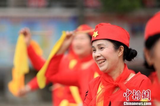 (新春见闻)广西民众街头举排灯扭腰鼓闹新春